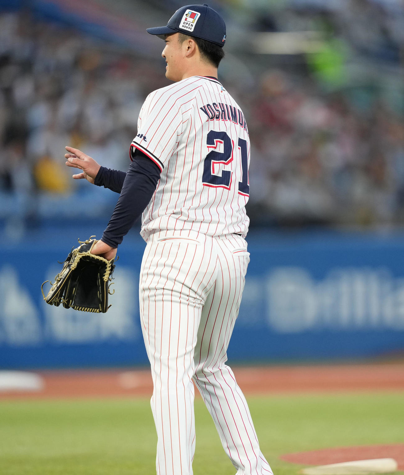 ヤクルト対阪神　3回表阪神1死、西勇の折れたバットをグラブではじいた吉村（撮影・鈴木みどり）