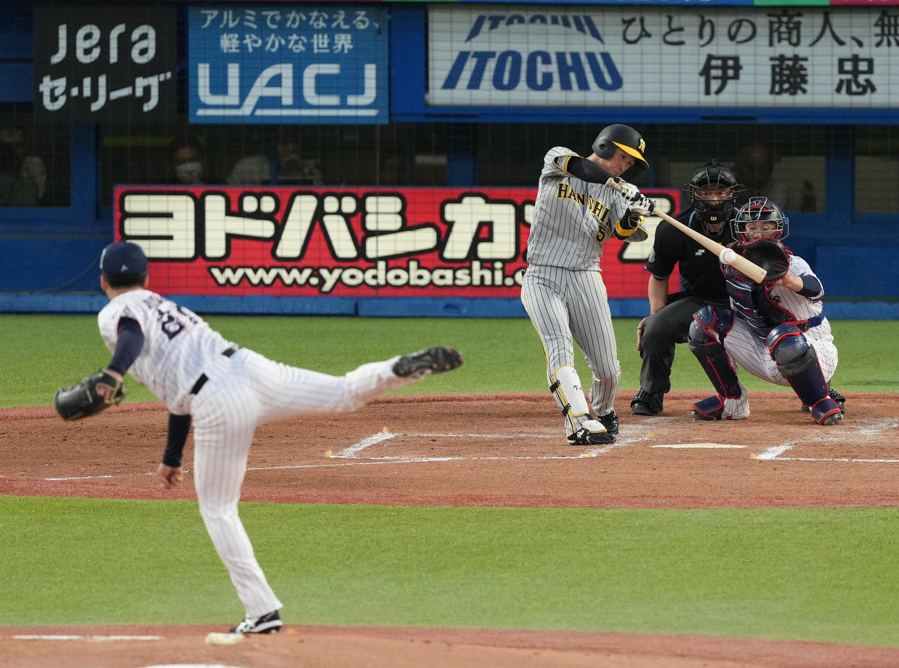ヤクルト対阪神　3回表阪神2死、中前打を放つ近本。投手吉村（撮影・狩俣裕三）