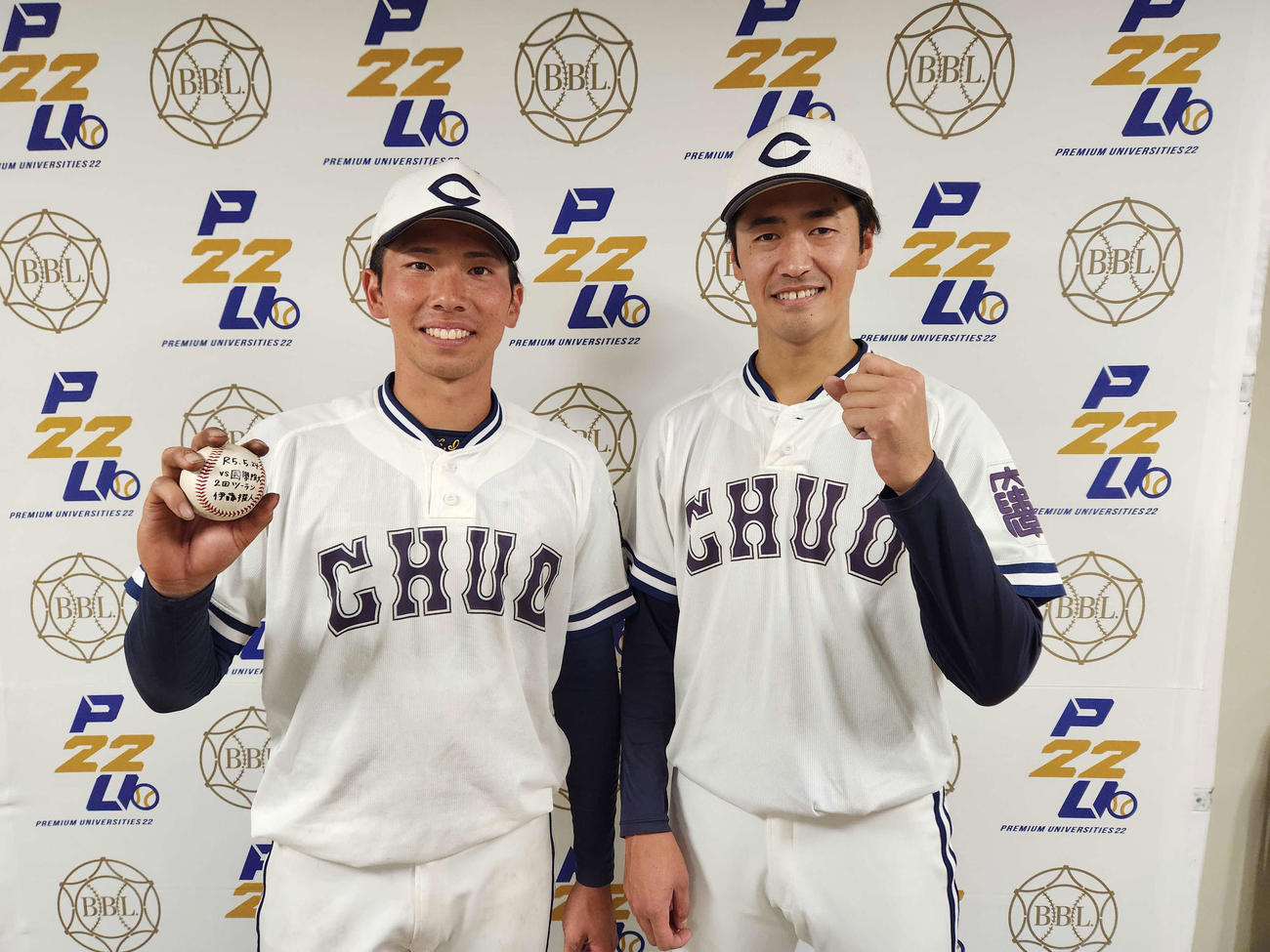 国学院大ー中大（写真左から）2ラン本塁打を放った中大・伊藤櫂人と今季初勝利を挙げた西舘勇陽（撮影・保坂淑子）