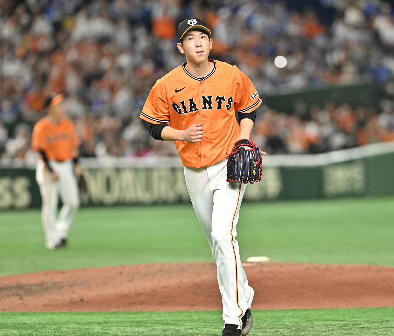 巨人対DeNA 8回表を投げ終え引き締まった表情で引き揚げる巨人先発の戸郷（撮影・滝沢徹郎）