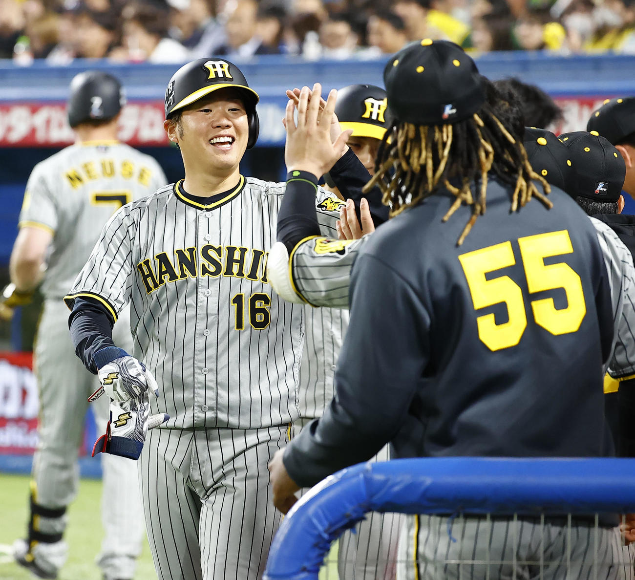 阪神対ヤクルト　6回表阪神2死二、三塁、近本の適時内野安打と相手失策で生還し、笑顔でタッチを交わす西勇輝（撮影・藤尾明華）