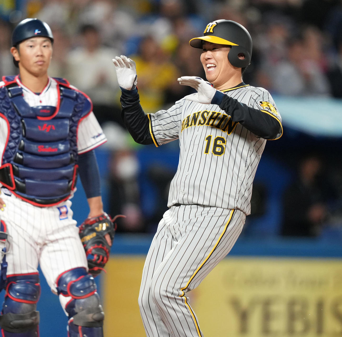 ヤクルト対阪神　6回表阪神2死二、三塁、近本の適時内野安打と二塁手山田の悪送球で生還し、笑顔の二塁走者西勇輝（撮影・鈴木みどり）
