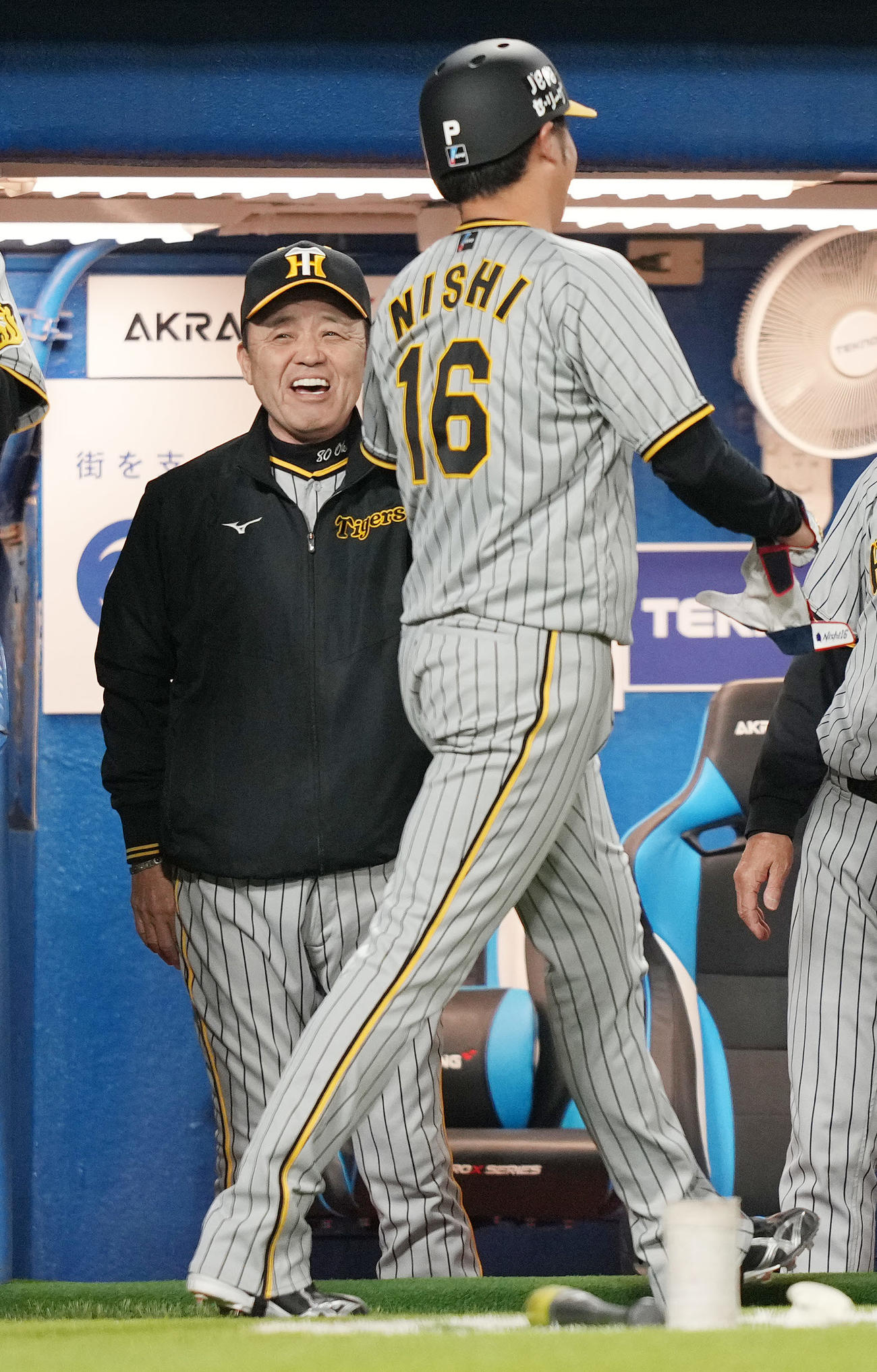 ヤクルト対阪神　6回表阪神2死二、三塁、近本の適時内野安打と二塁手山田の悪送球で生還した二塁走者西勇輝（右）を笑顔で迎える岡田監督（撮影・鈴木みどり）