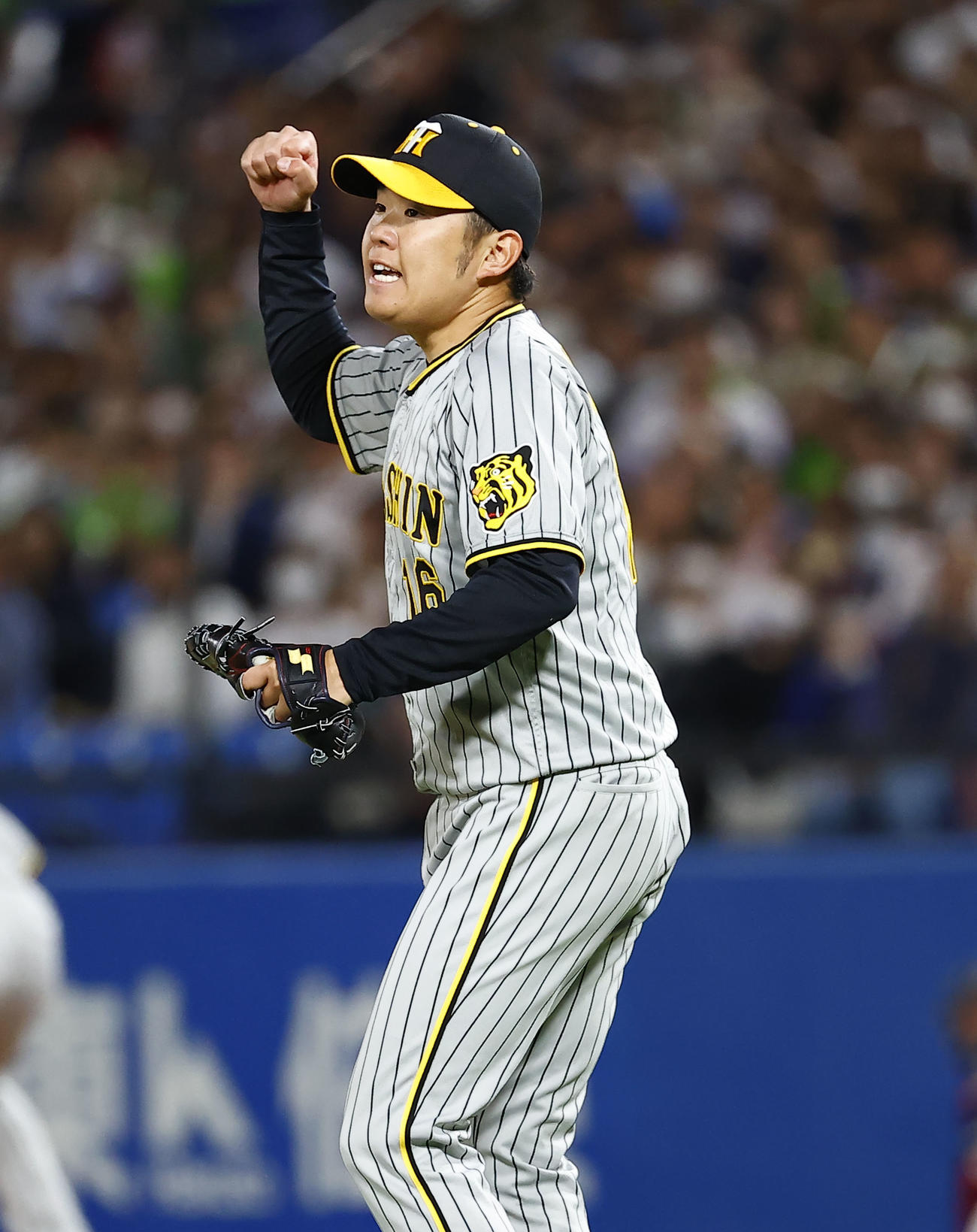 阪神対ヤクルト　6回裏ヤクルト2死満塁、太田を二ゴロに打ち取りガッツポーズをする阪神西勇輝（撮影・藤尾明華）