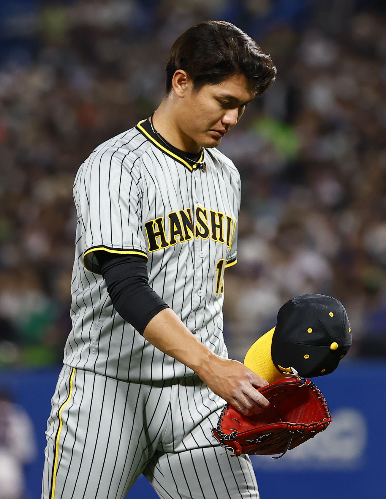 阪神対ヤクルト　7回表ヤクルト1死一、二塁、降板する阪神西純矢（撮影・藤尾明華）