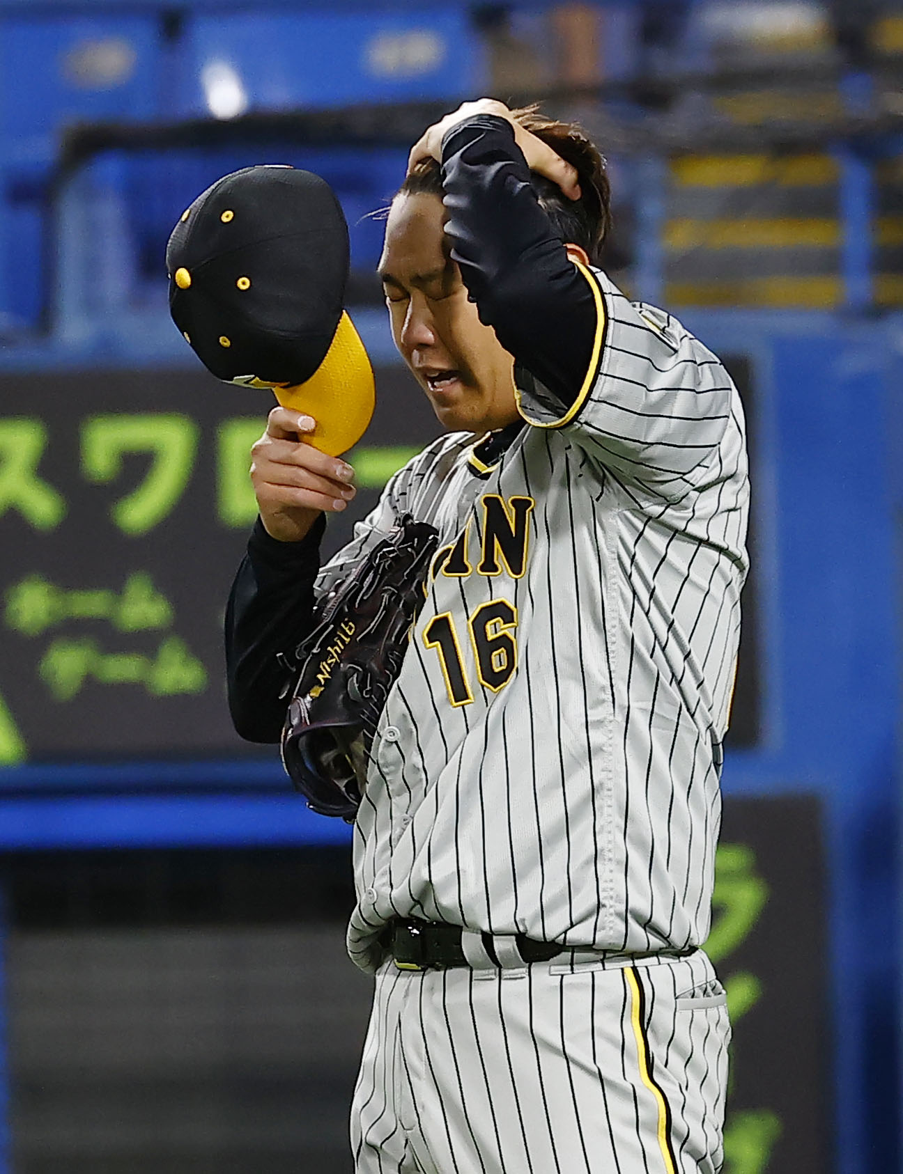 阪神対ヤクルト　4回裏ヤクルト2死二塁、塩見に同点打を許した阪神西勇輝（撮影・藤尾明華）