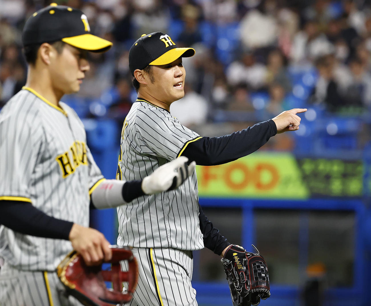 阪神対ヤクルト　5回裏のピンチを抑えベンチに戻る阪神西勇輝（撮影・藤尾明華）