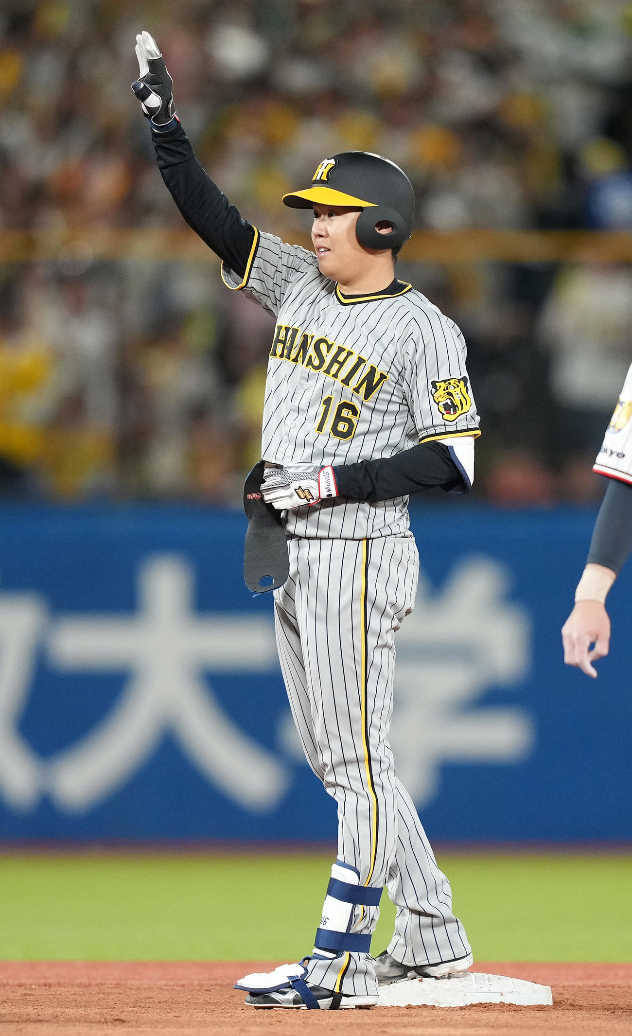 ヤクルト対阪神　6回表阪神2死一塁、中二塁打を放ち、塁上で手を挙げる西勇輝（撮影・鈴木みどり）