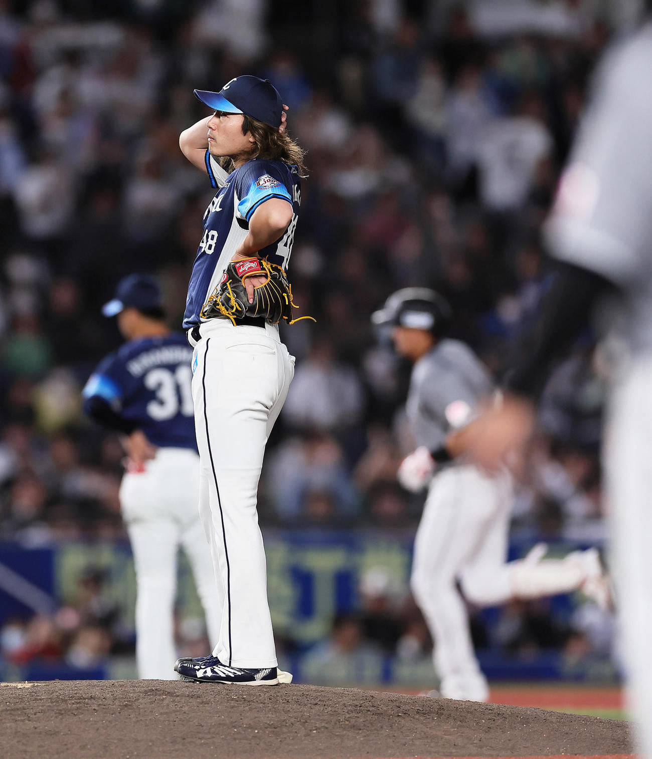 ロッテ対西武　3回裏ロッテ無死一、三塁、安田（右）に2打席連続となる左越え3点本塁打を浴びた今井（撮影・足立雅史）