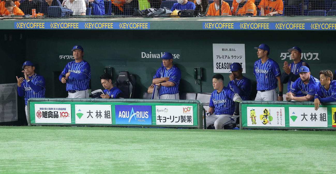 巨人対DeNA 9回表、戦況を見守る三浦監督（左）とベンチナインたち（撮影・河田真司）