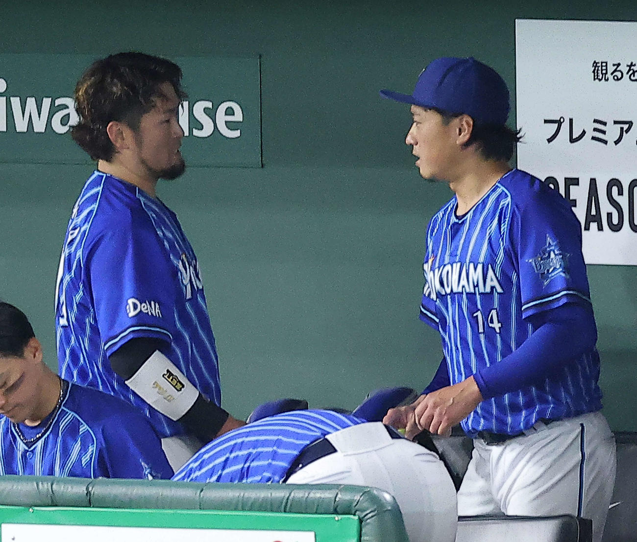 巨人対DeNA 6回裏を抑え、ベンチで言葉を交わす戸柱（左）と石田（撮影・河田真司）