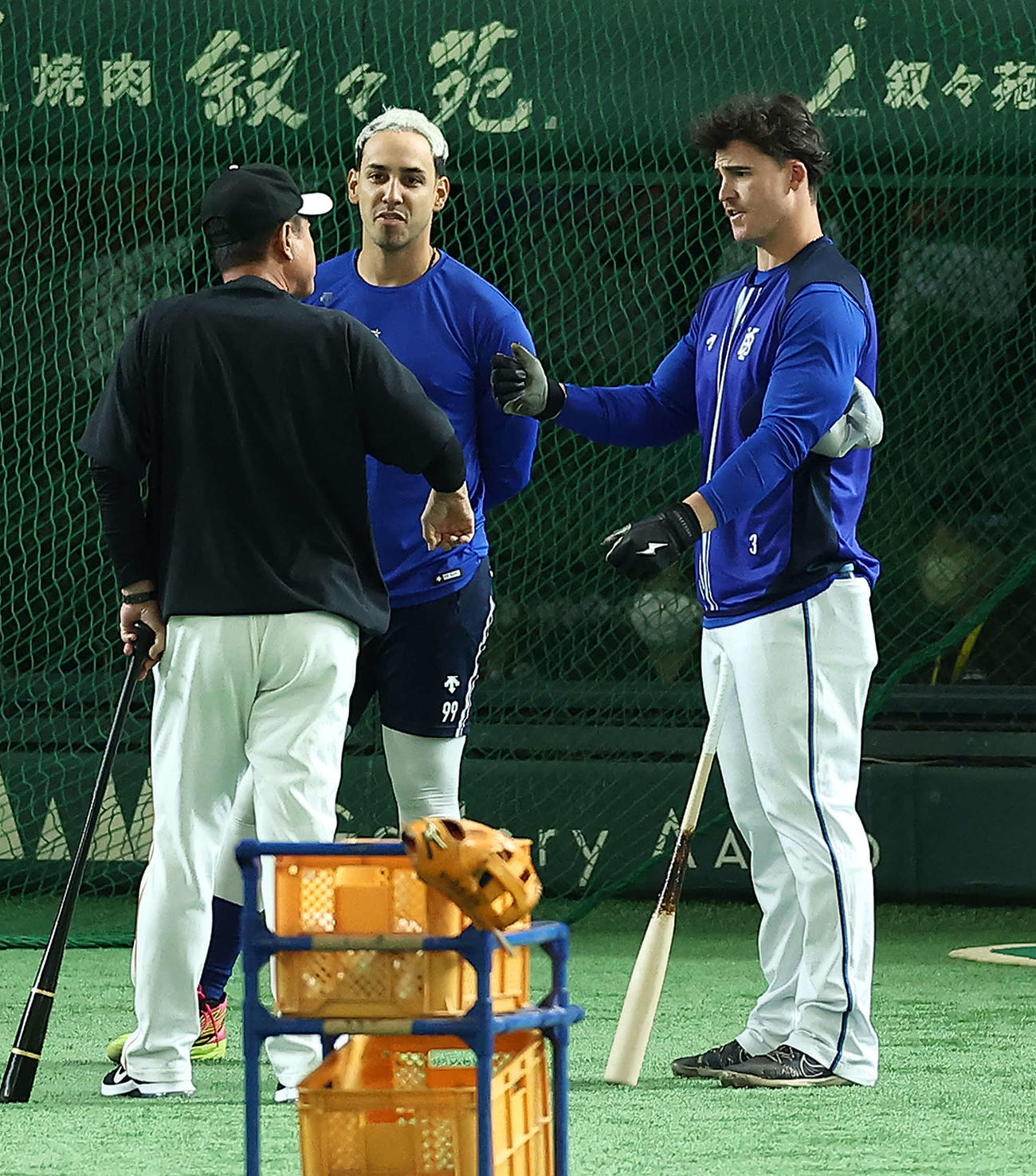 巨人対DeNA　試合前、巨人原監督（左）と言葉を交わすDeNAソト（中央）とオースティン（撮影・河田真司）