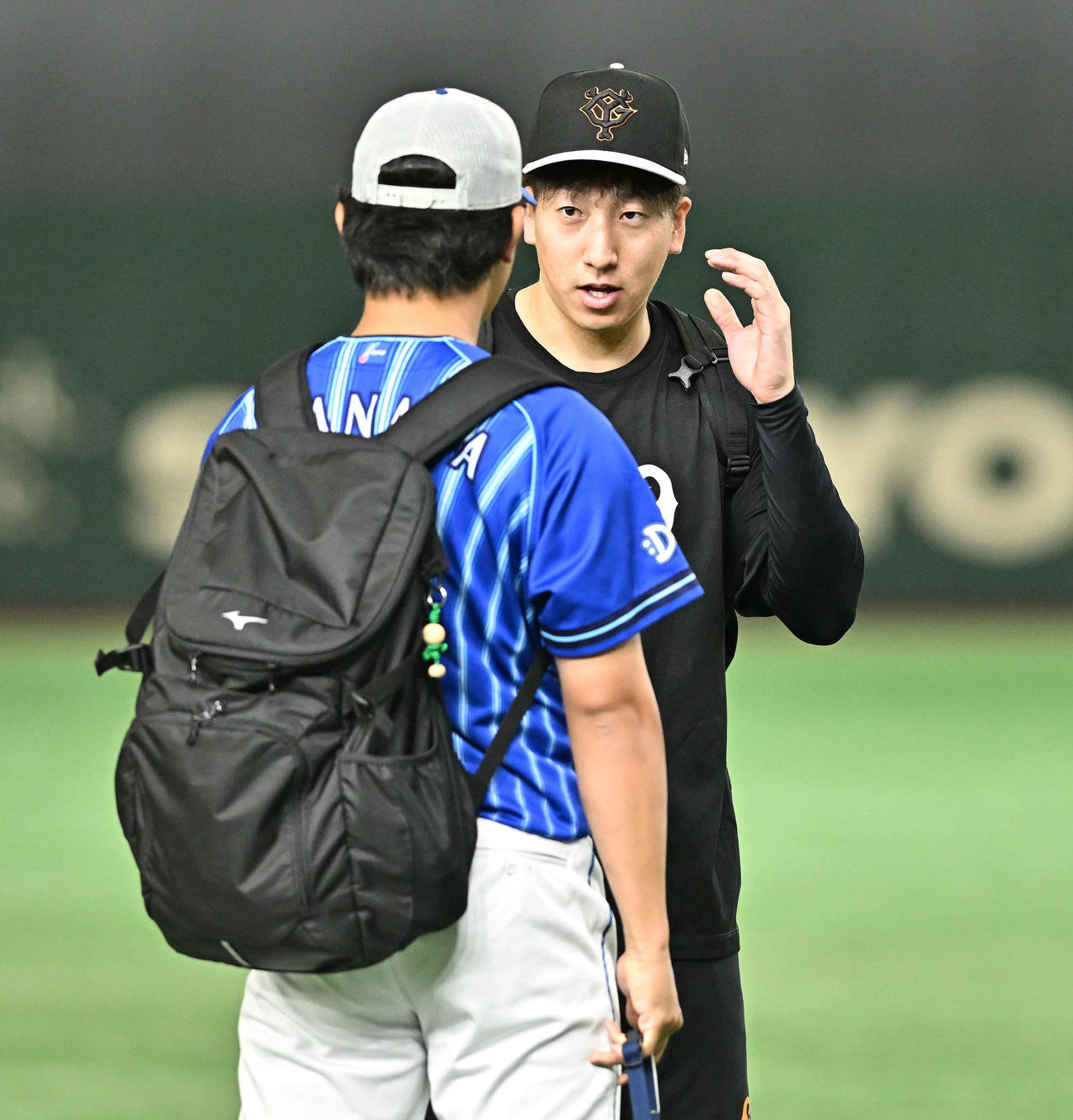 巨人対DeNA　試合前練習で巨人大勢（後方）はDeNA今永と話す（撮影・滝沢徹郎）