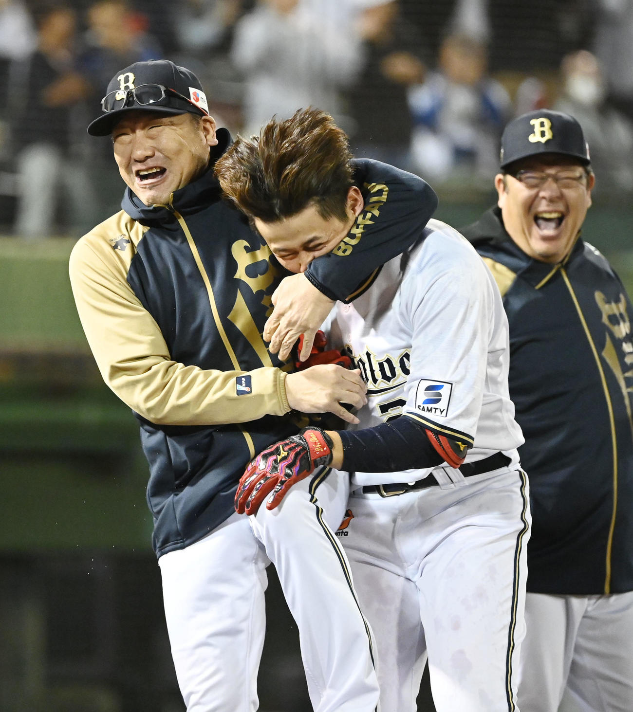 オリックス対楽天　9回裏オリックス1死一塁、逆転サヨナラ2点本塁打を放った紅林は中嶋監督（左）から歓喜のヘッドロックを受ける（撮影・和賀正仁）