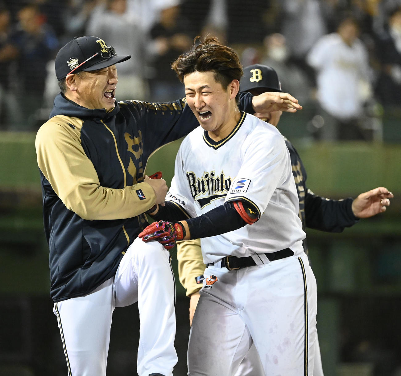オリックス対楽天　9回裏オリックス1死一塁、逆転サヨナラ2点本塁打を放った紅林は中嶋監督（左）から歓喜のヘッドロックを受ける（撮影・和賀正仁）