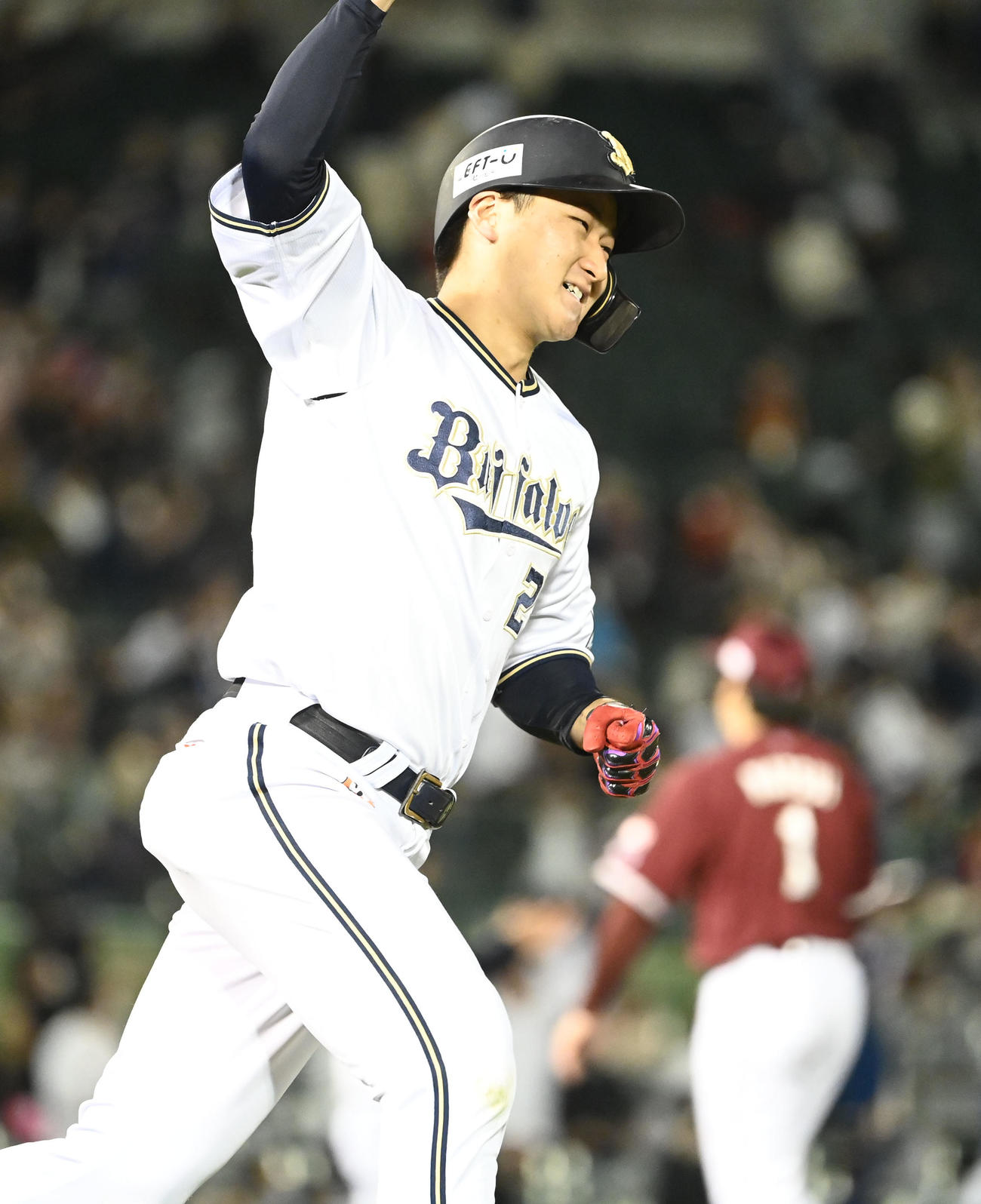 オリックス対楽天　9回裏オリックス1死一塁、左越えに逆転サヨナラ2点本塁打を放った紅林はガッツポーズで一塁に向かう、右は楽天松井（撮影・和賀正仁）