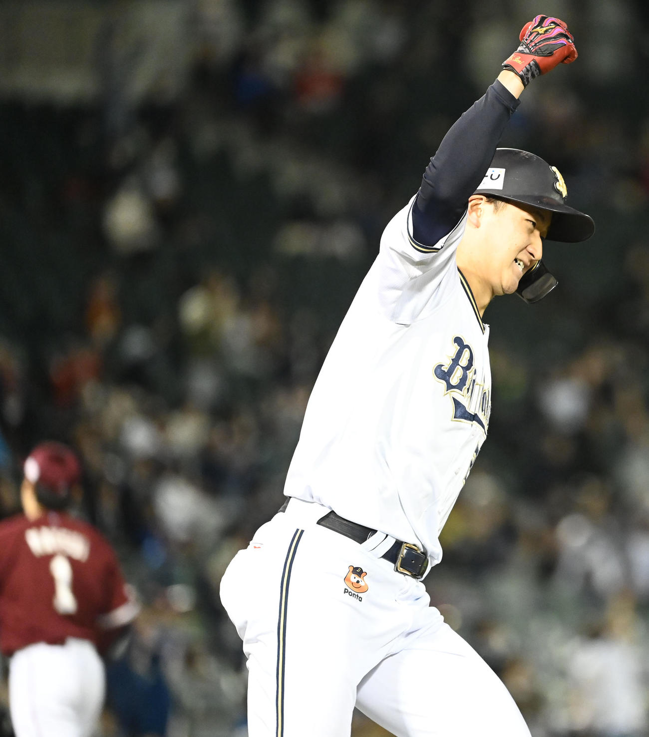 オリックス対楽天　9回裏オリックス1死一塁、左越えに逆転サヨナラ2点本塁打を放った紅林はガッツポーズで一塁に向かう、左は楽天松井（撮影・和賀正仁）