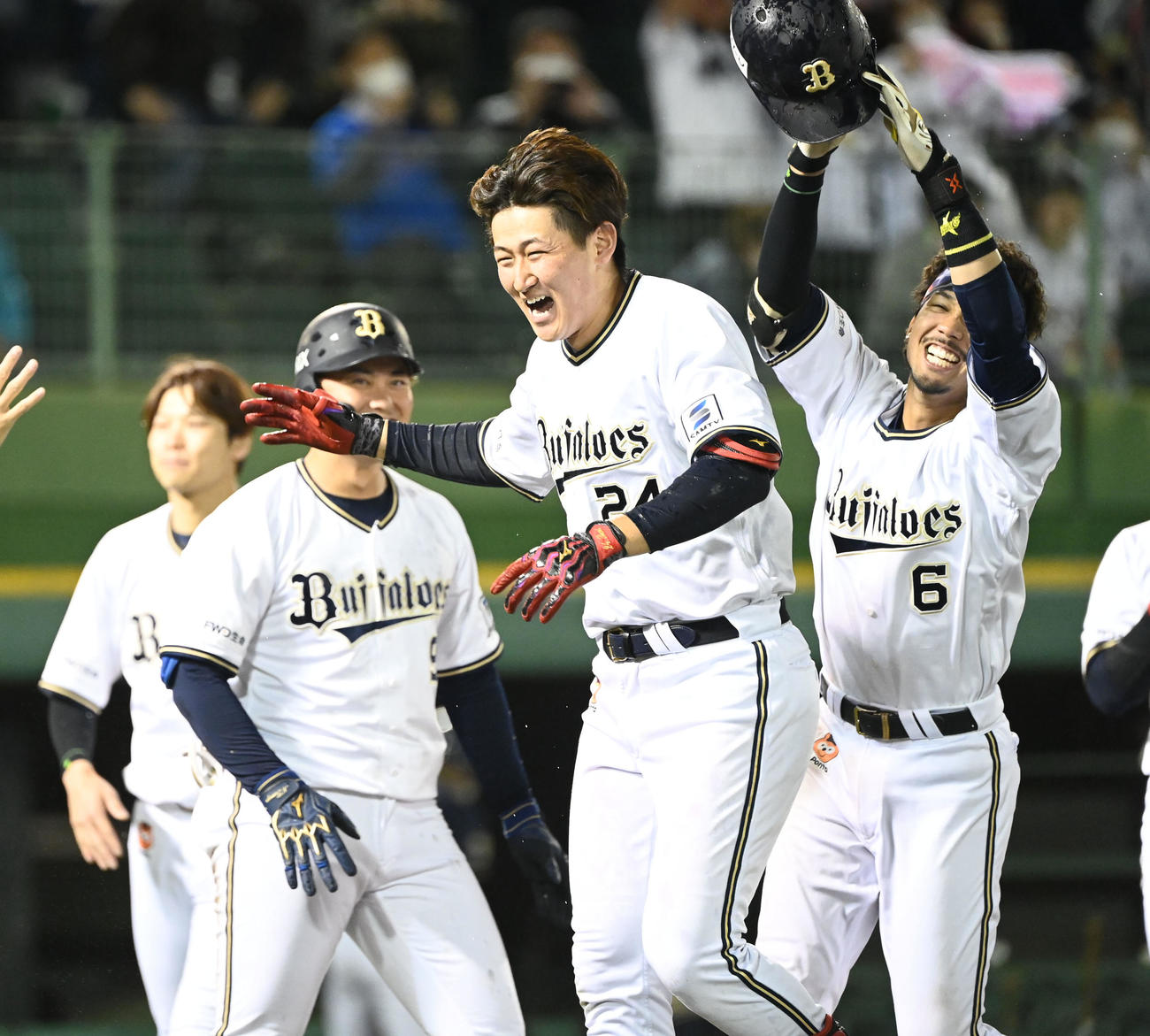 オリックス対楽天　9回裏オリックス1死一塁、左越えに逆転サヨナラ2点本塁打を放った紅林はナインの待つ本塁に歓喜の生還（撮影・和賀正仁）