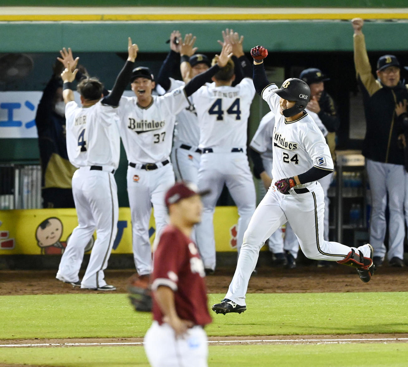 オリックス対楽天　9回裏オリックス1死一塁、紅林は左越え逆転サヨナラ2点本塁打を放ちガッツポーズ（撮影・前岡正明）