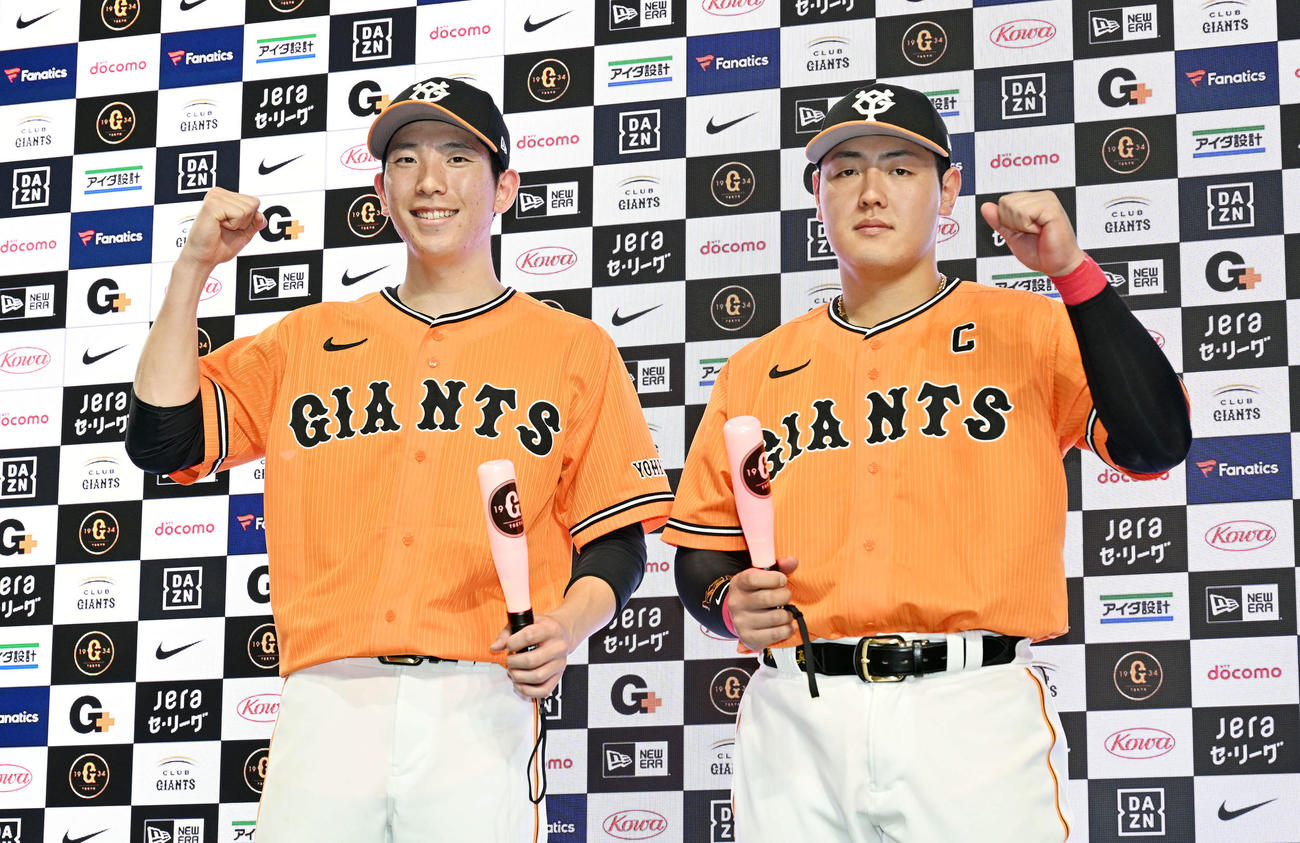 巨人対DeNA　ヒーローインタビューを終えポーズを決める巨人戸郷（左）と岡本和（撮影・滝沢徹郎）