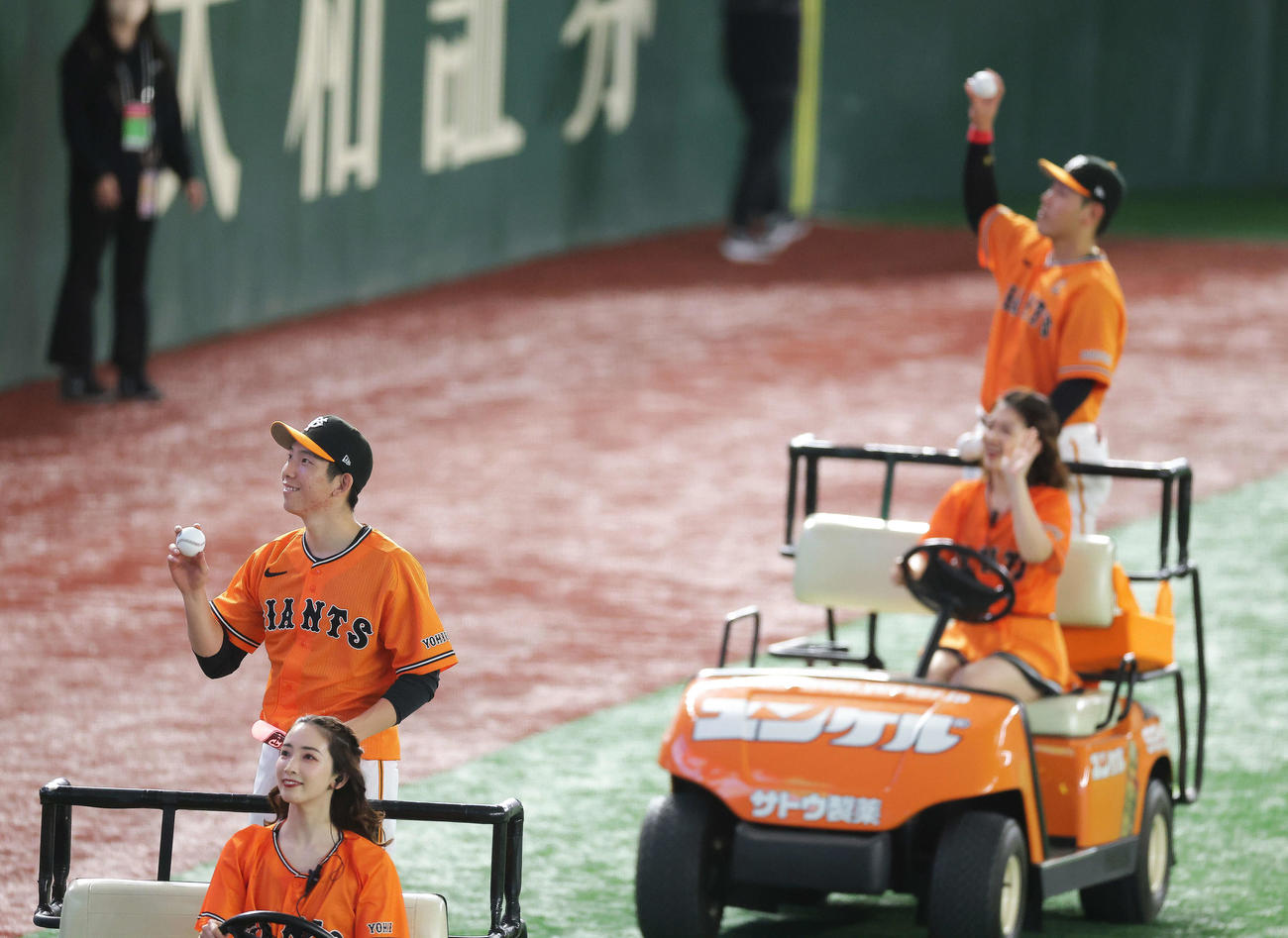 巨人対DeNA　試合後、サインボールを観客席に投げ入れる戸郷（手前）と岡本和（撮影・河田真司）