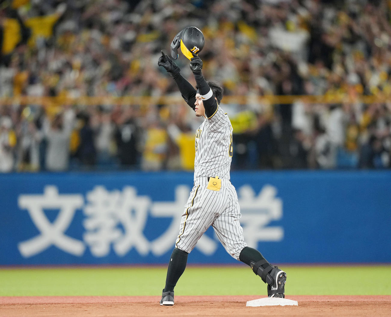 ヤクルト対阪神　9回表阪神2死一、三塁、右2点適時二塁打を放ち、両手を挙げる佐藤輝（撮影・鈴木みどり）