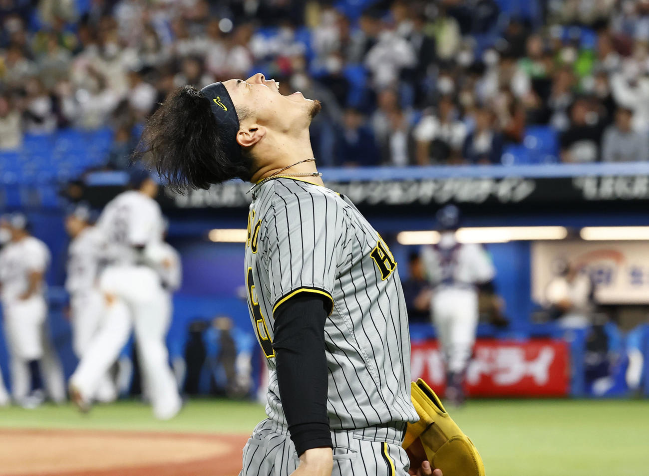 9回表に逆転打を放ち雄叫びを上げながらベンチに戻る阪神佐藤輝（撮影・藤尾明華）