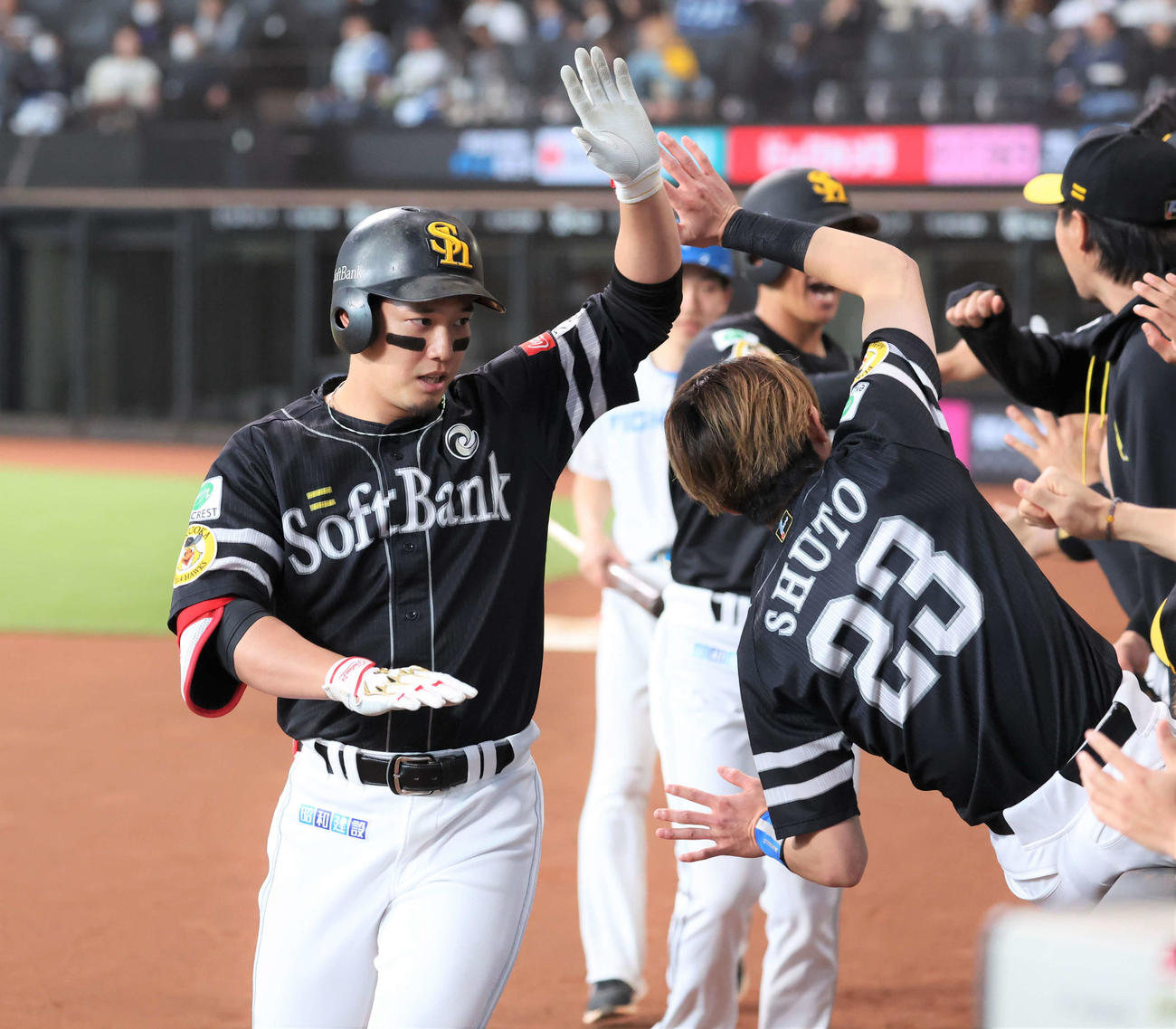 日本ハム対ソフトバンク　2回表ソフトバンク無死一塁、右越え2点本塁打を放った栗原はナインに出迎えられる（撮影・黒川智章）