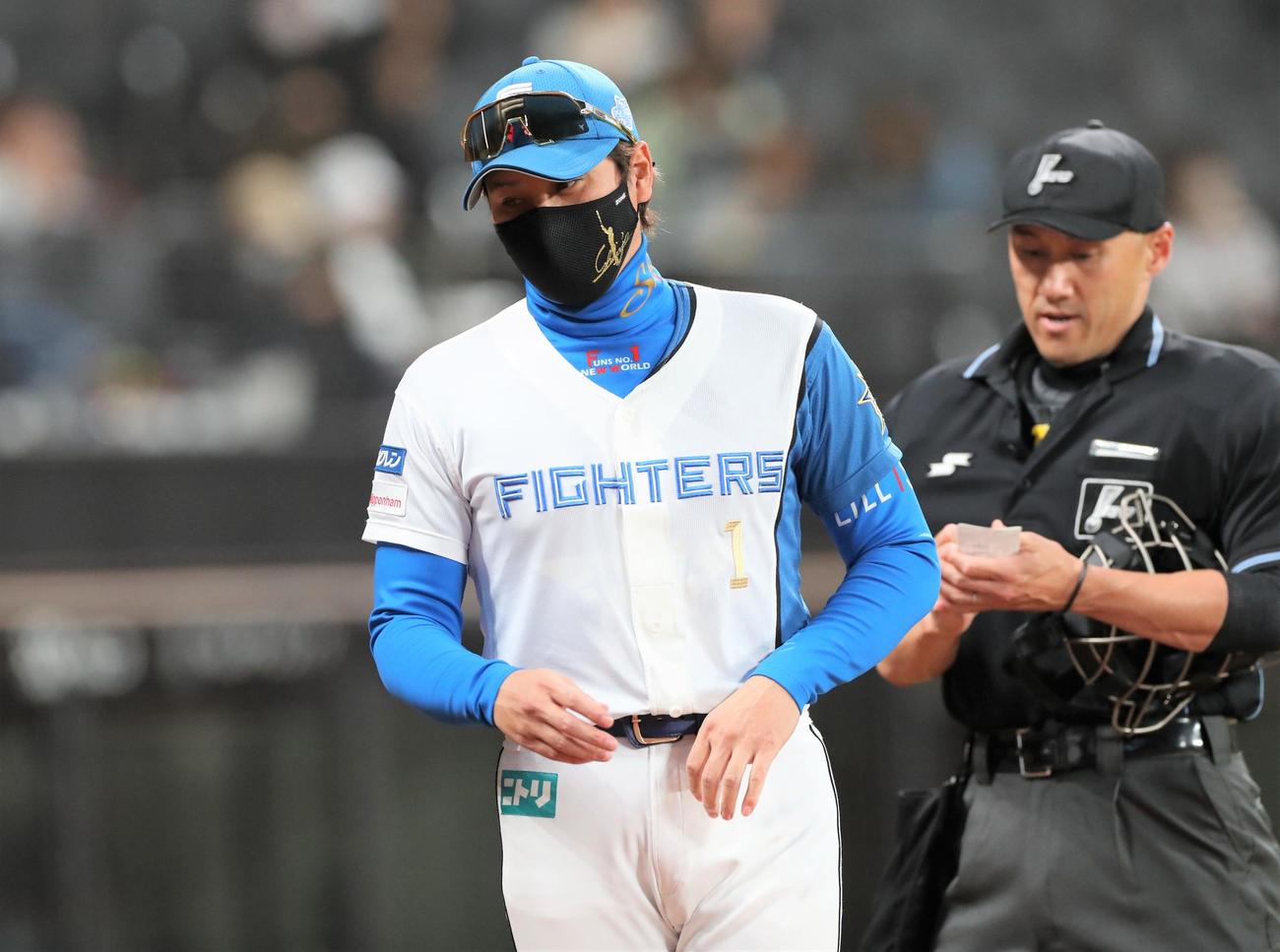 日本ハム対ソフトバンク　投手交代を告げる新庄監督（撮影・黒川智章）