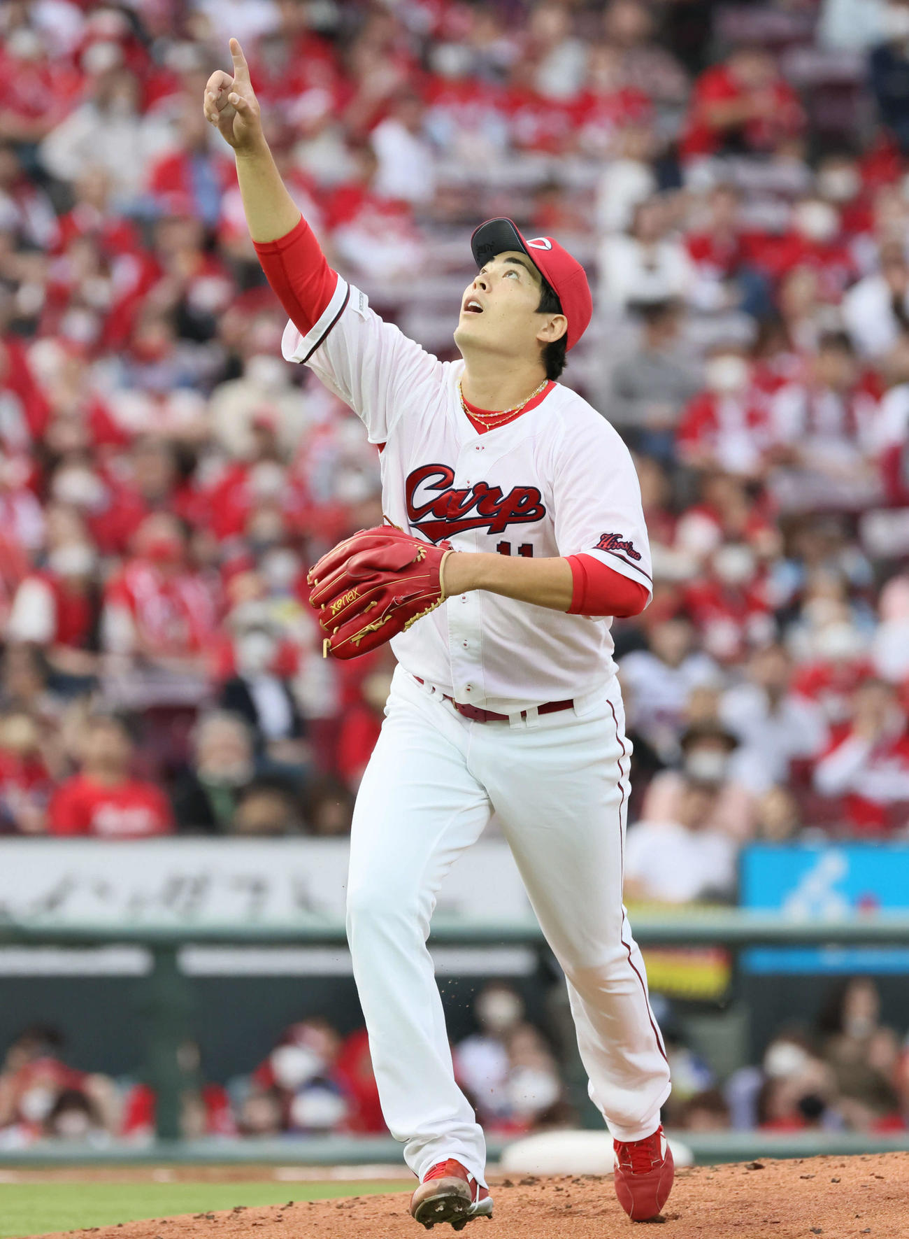 広島対中日　2回表中日1死一、二塁、木下の一邪飛で、打球を指さす広島九里（撮影・加藤孝規）