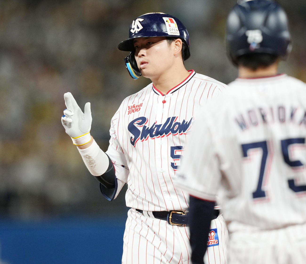 ヤクルト対阪神　7回裏ヤクルト1死一、二塁、右前適時打を放ち、ポーズを取る村上（撮影・鈴木みどり）