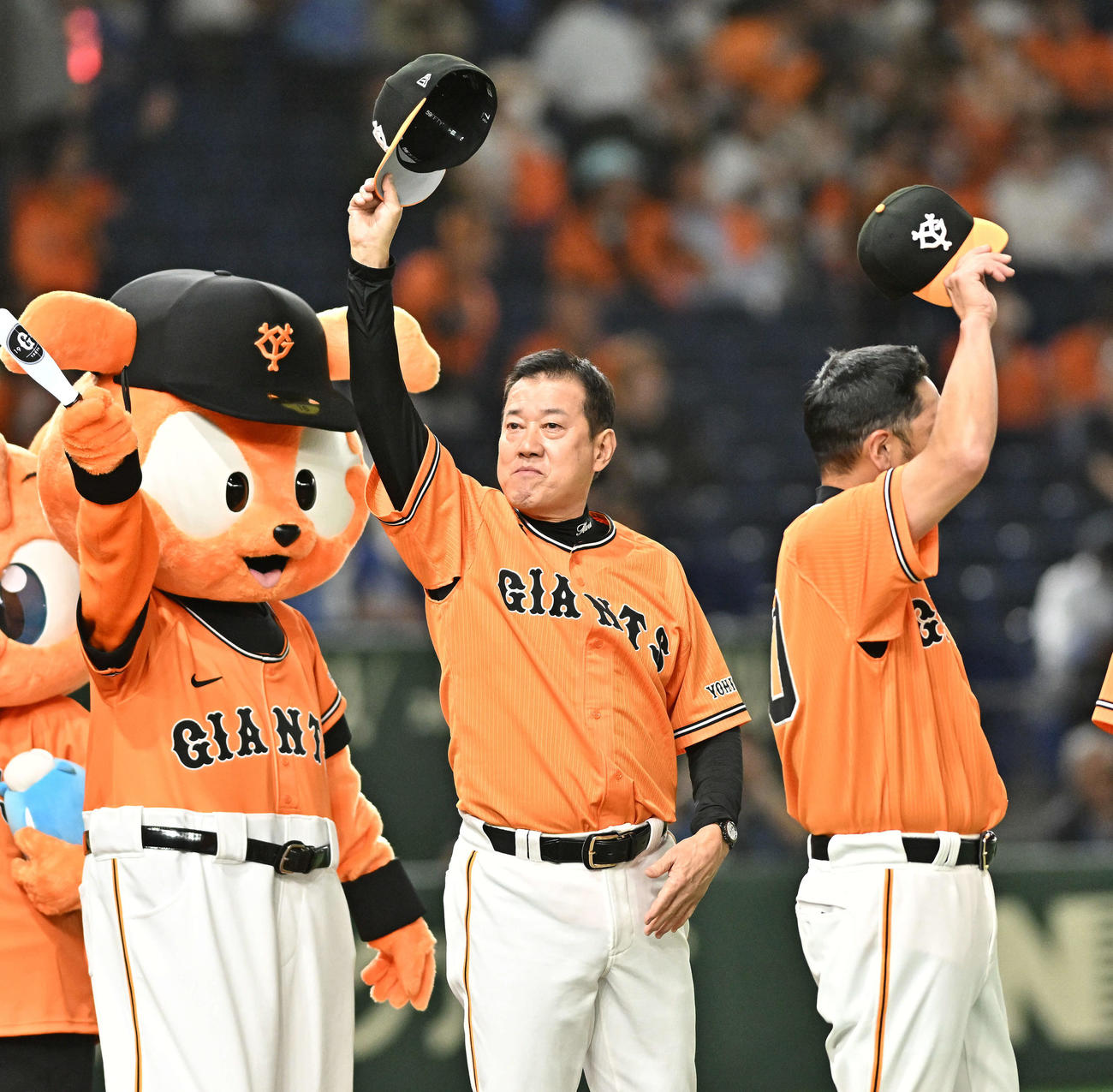 巨人対DeNA　試合に勝利しファンにあいさつする巨人原監督（中央）（撮影・滝沢徹郎）
