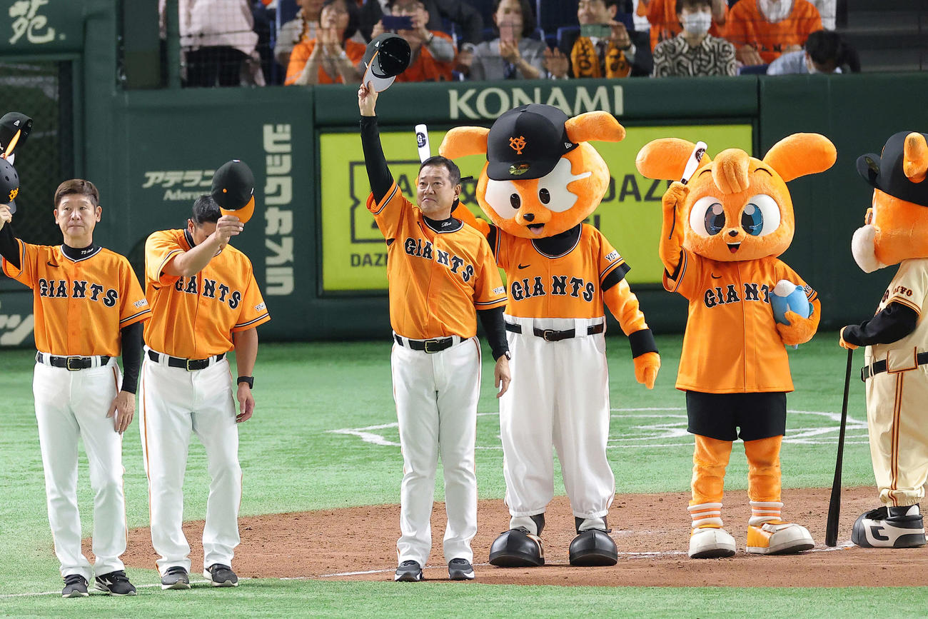 巨人対DeNA DeNAに勝利し、観客席にあいさつする原監督（中央）（撮影・河田真司）