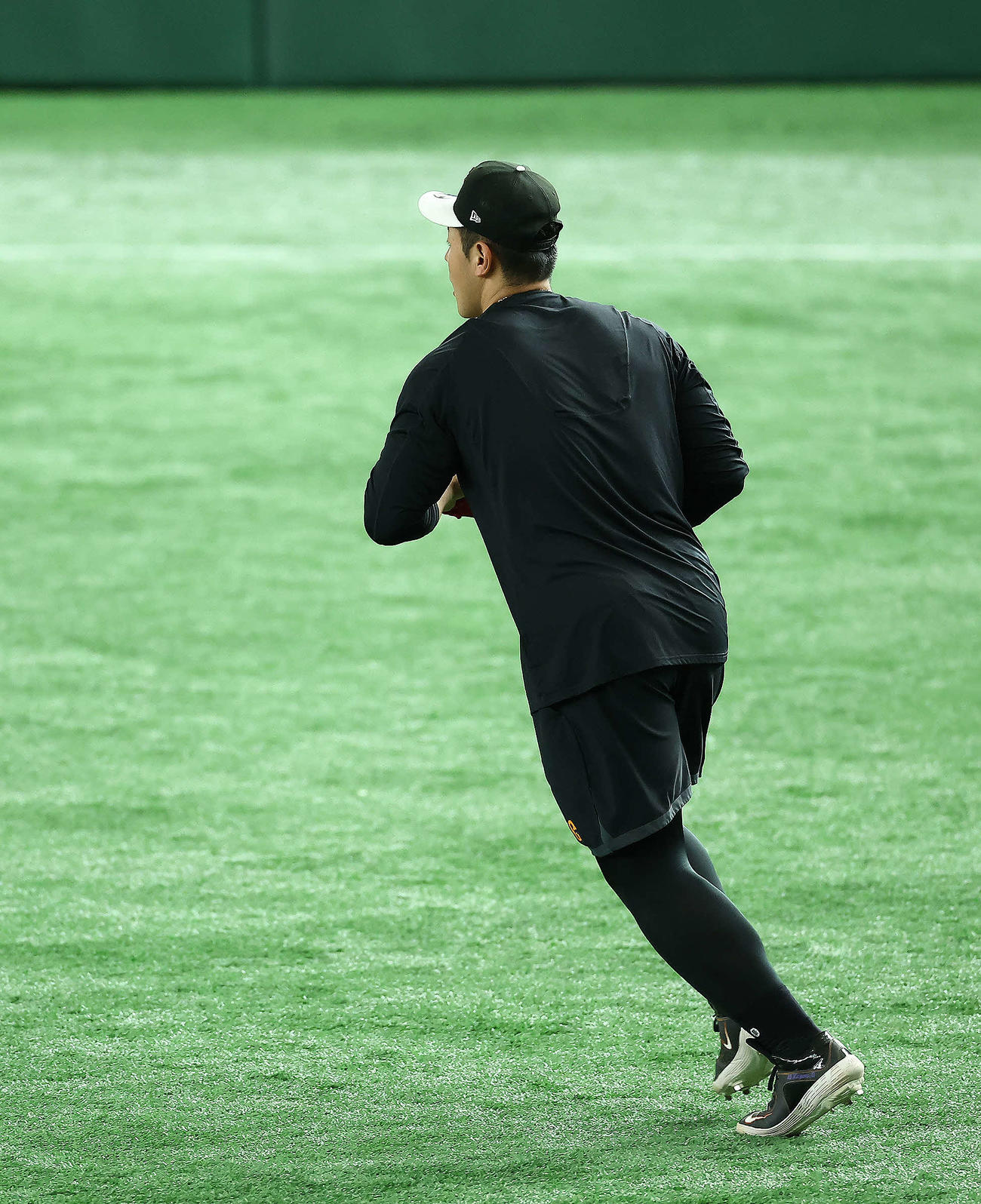 巨人対DeNA　試合前、守備練習でレフトに入る岡本和（撮影・河田真司）