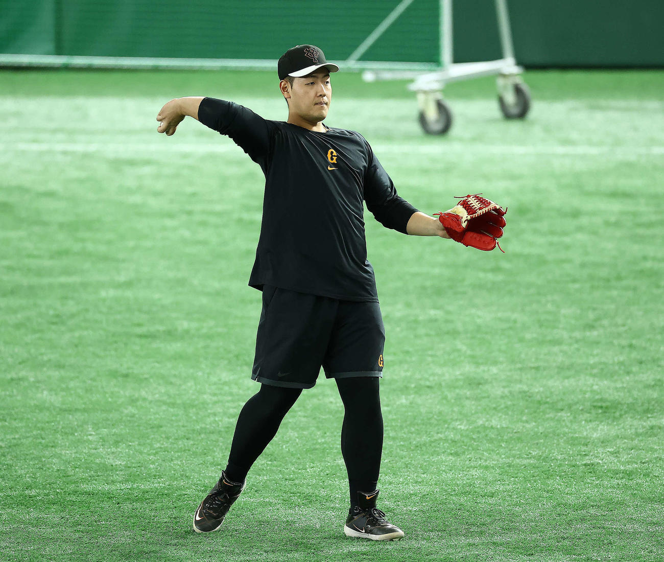 巨人対DeNA　試合前、守備練習でレフトに入る岡本和（撮影・河田真司）