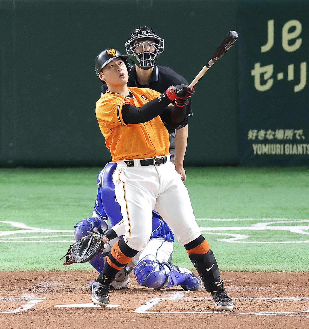 巨人対DeNA 2回裏巨人無死、左越え先制ソロ本塁打を放つ岡本和。投手石田（撮影・河田真司）