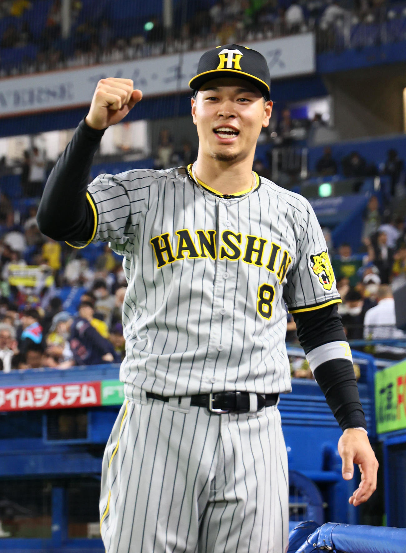 阪神対ヤクルト　ヤクルトに逆転勝ちし、ポーズをする阪神佐藤輝（撮影・藤尾明華）