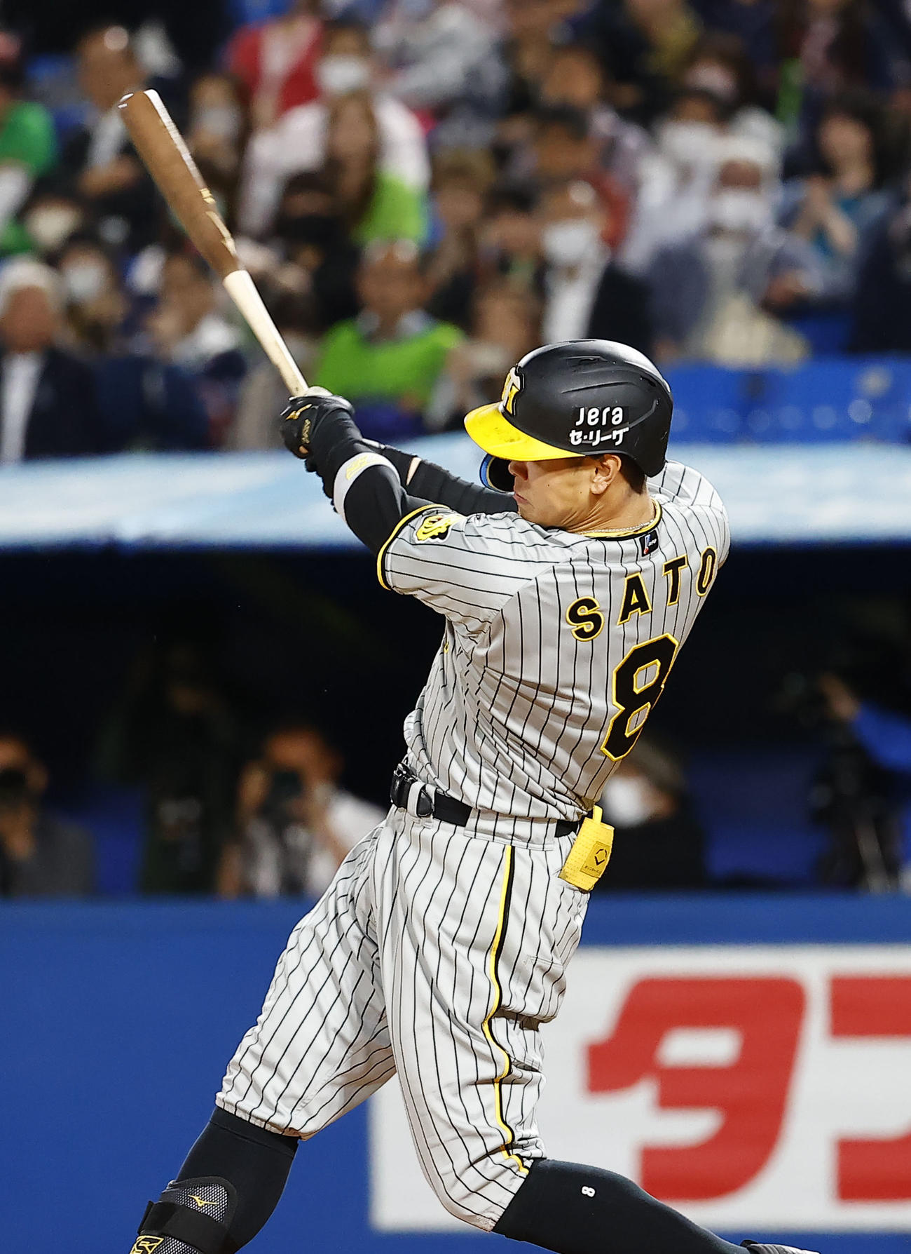 阪神対ヤクルト　9回表阪神2死一、三塁、佐藤輝が逆転の2点適時二塁打を放つ（撮影・藤尾明華）