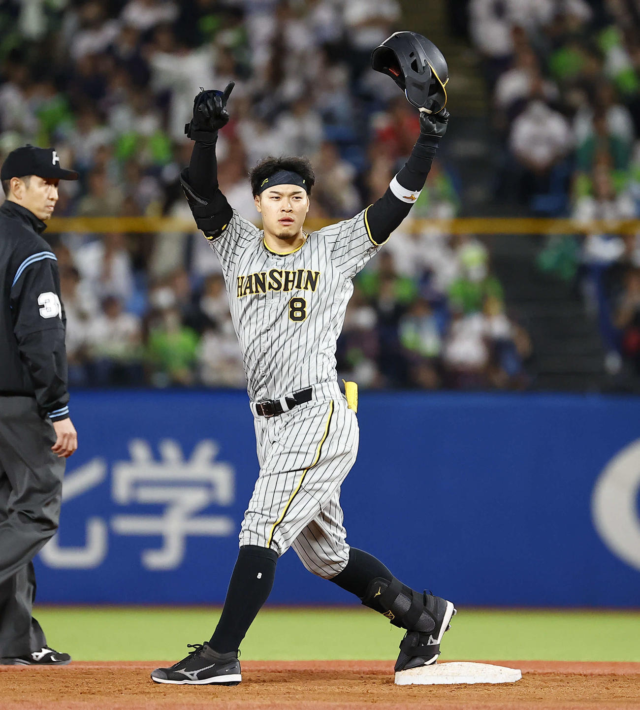阪神対ヤクルト　9回表阪神2死一、三塁、右翼線に逆転の2点適時二塁打を放ちポーズをとる佐藤輝（撮影・藤尾明華）