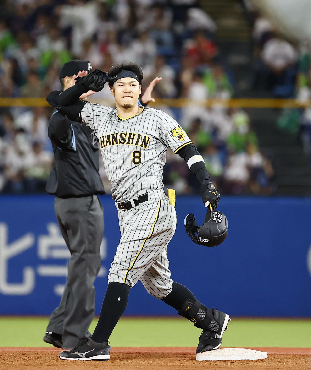 阪神対ヤクルト　9回表阪神2死一、三塁、右翼線に逆転の2点適時二塁打を放ちポーズをとる佐藤輝（撮影・藤尾明華）