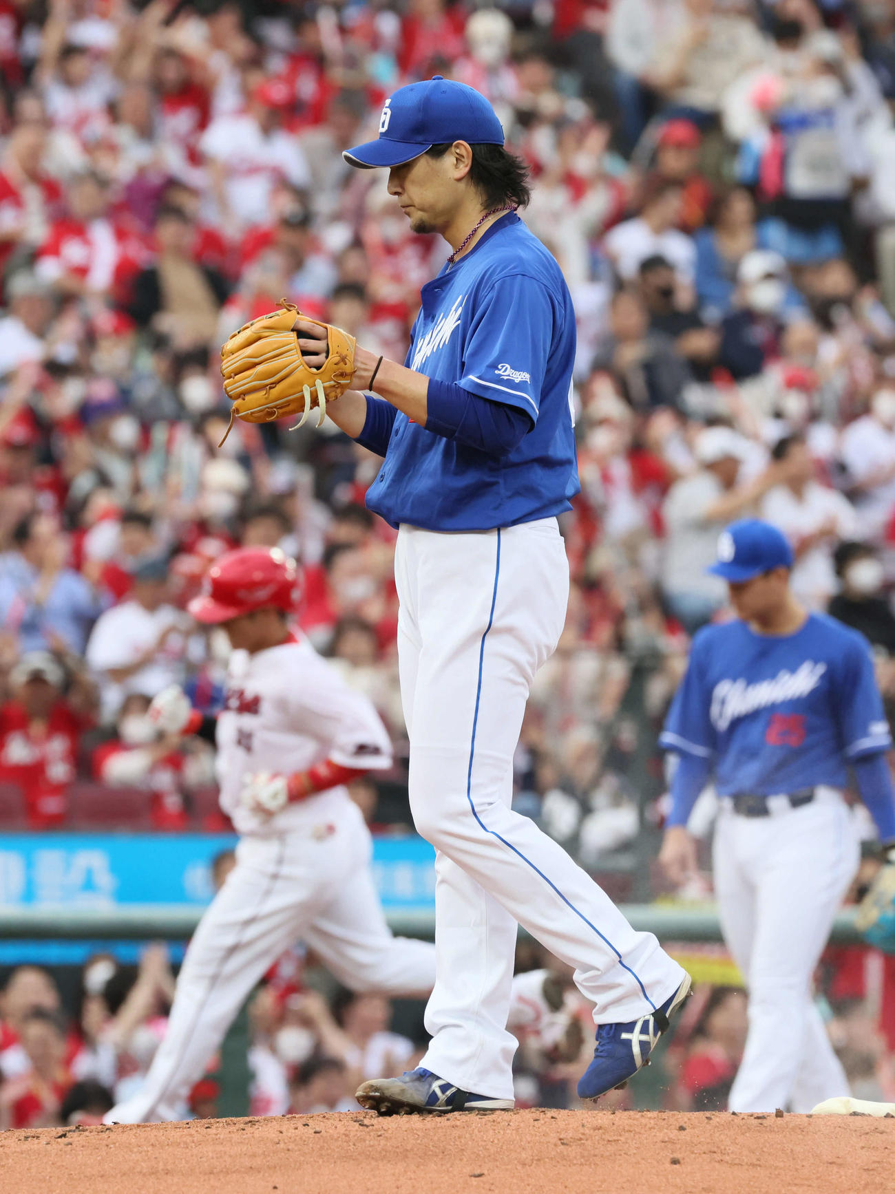 広島対中日　1回裏広島無死二塁、坂倉に右越え2点本塁打を浴びた涌井（撮影・加藤孝規）