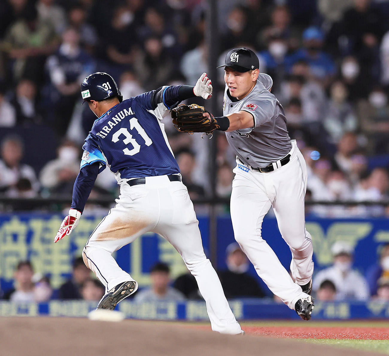 ロッテ対西武　4回表西武2死一、二塁、愛斗の打球を処理し三ゴロとする安田（右）。二塁走者平沼（撮影・足立雅史）