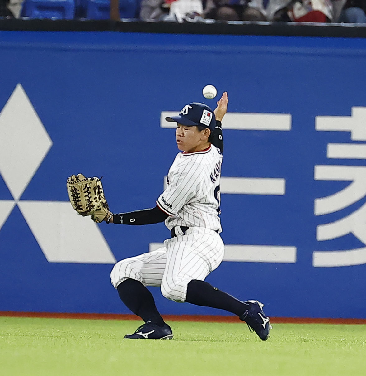 阪神対ヤクルト　9回表阪神2死、ノイジーの打球を後逸するヤクルト右翼手の並木（撮影・藤尾明華）