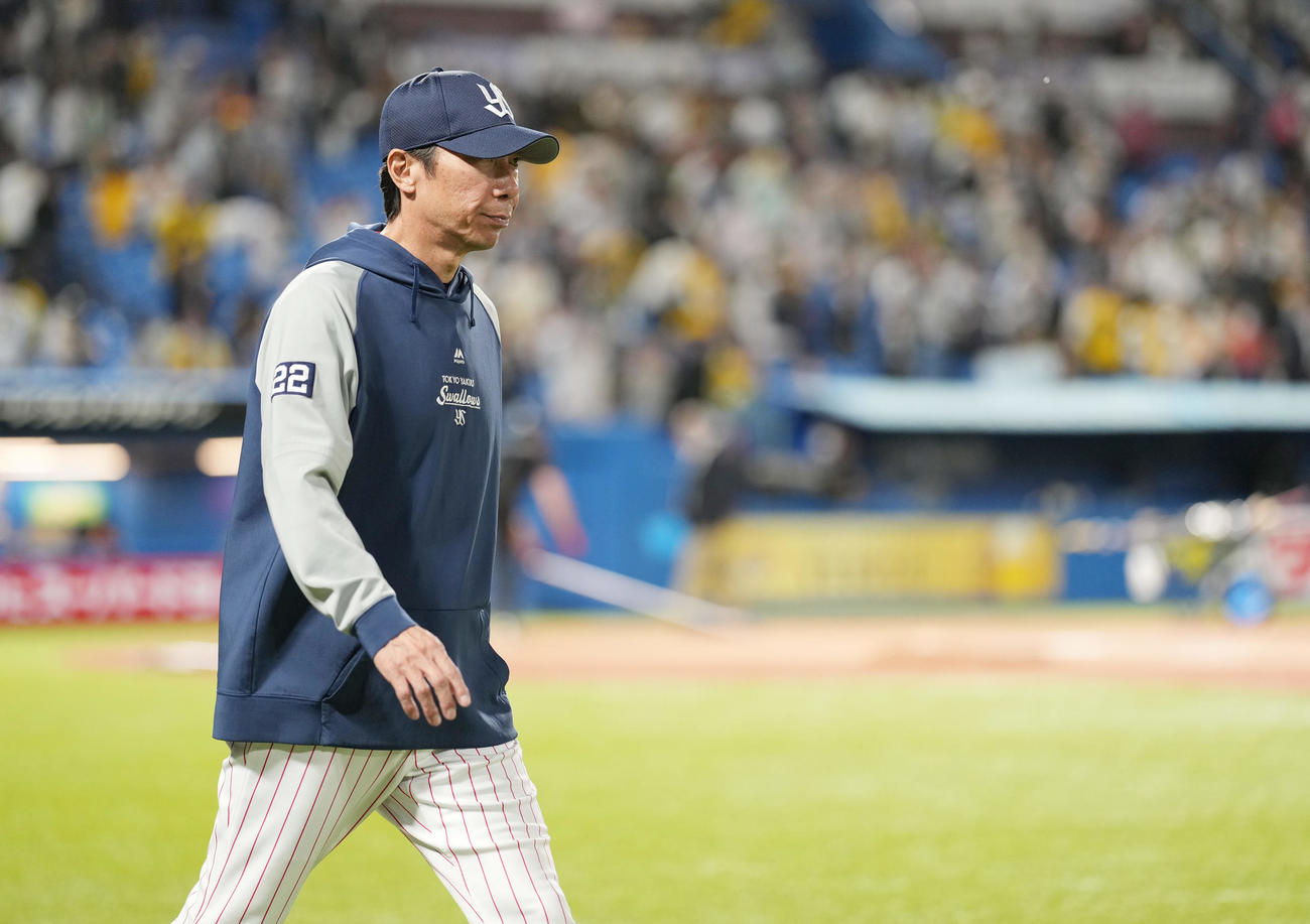 ヤクルト対阪神　6連敗を喫し、浮かない表情で引き揚げるヤクルト高津監督（撮影・鈴木みどり）
