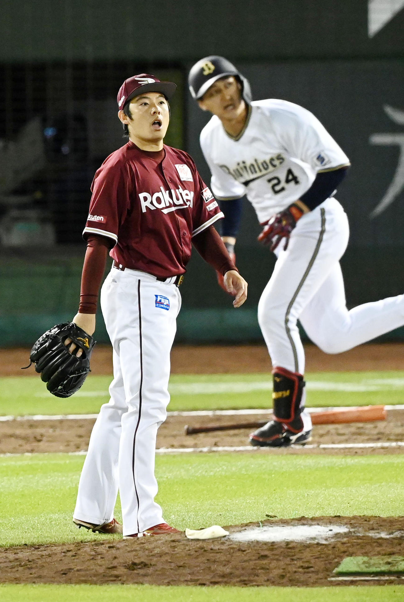 オリックス対楽天　9回裏オリックス1死一塁、紅林に左越え逆転サヨナラ2点本塁打を打たれがっくりする楽天松井裕（撮影・前岡正明）
