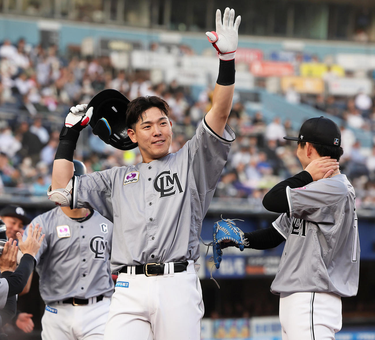 ロッテ対西武　1回裏ロッテ2死一、二塁、安田は右越え3点本塁打を放ちスタンドに笑顔で応える（撮影・足立雅史）