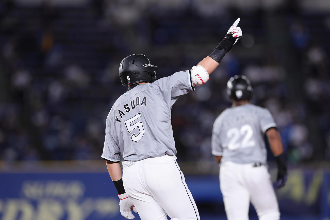 ロッテ対西武　3回裏ロッテ無死一、三塁、2打席連続となる左越え3点本塁打を放ちスタンドに向かって指をさす安田（撮影・足立雅史）