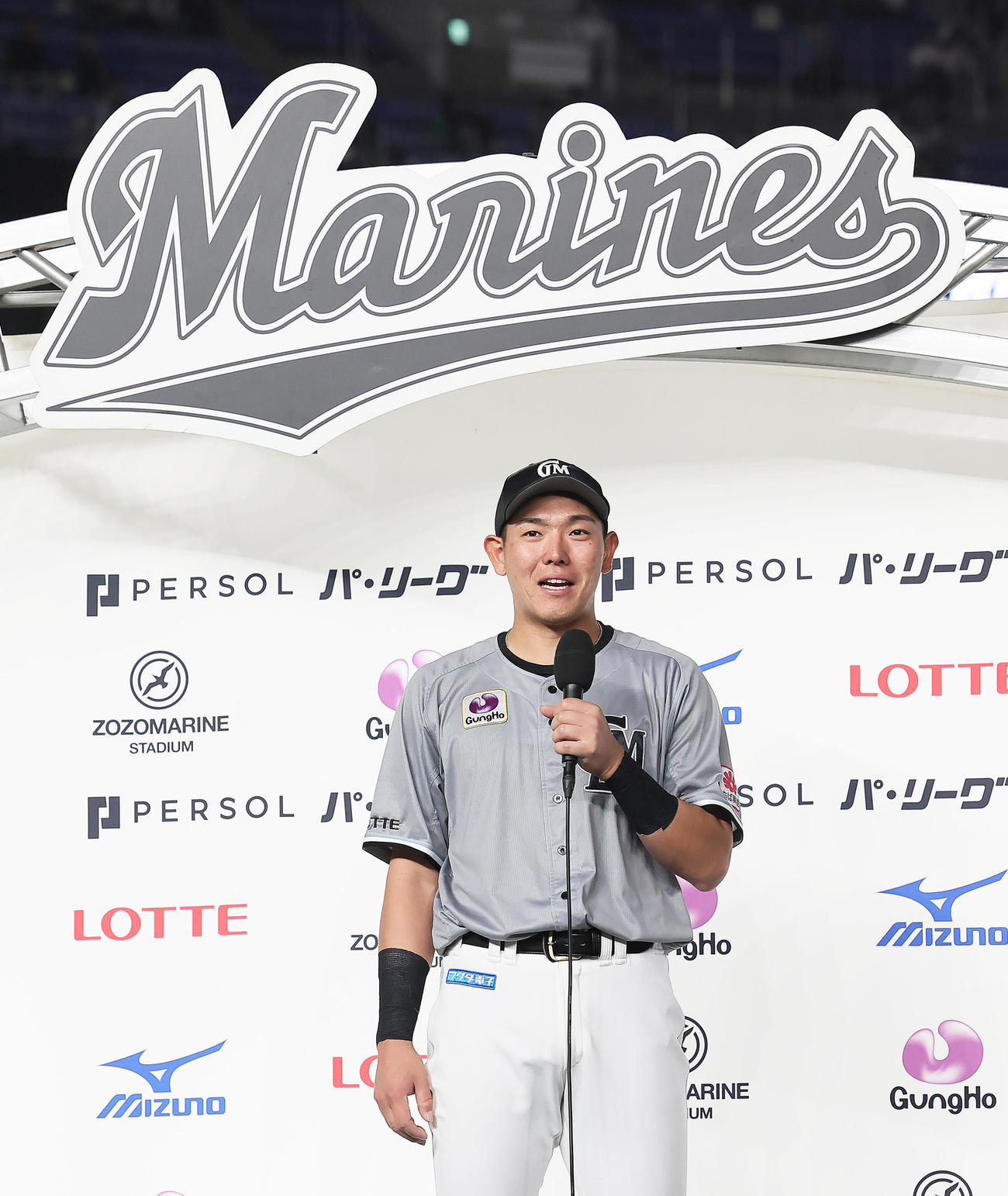 ロッテ対西武　ヒーローインタビューで笑顔を見せるロッテ安田（撮影・足立雅史）
