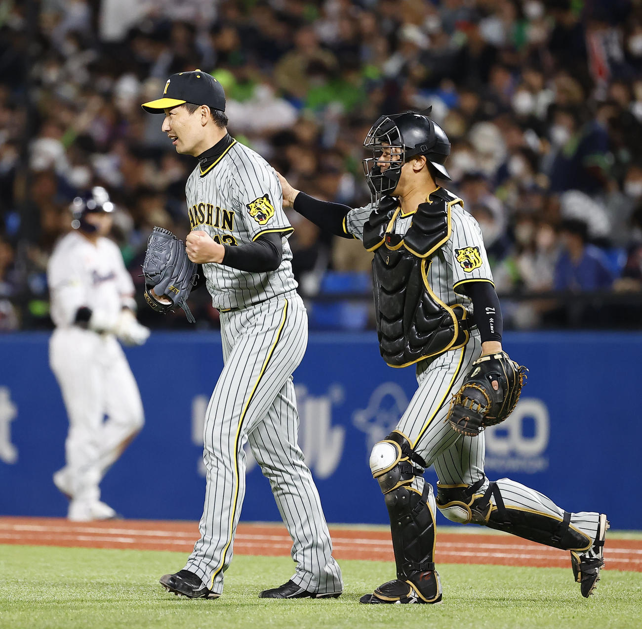 阪神対ヤクルト　9回を抑えガッツポーズをする阪神岩崎（左）と坂本（撮影・藤尾明華）