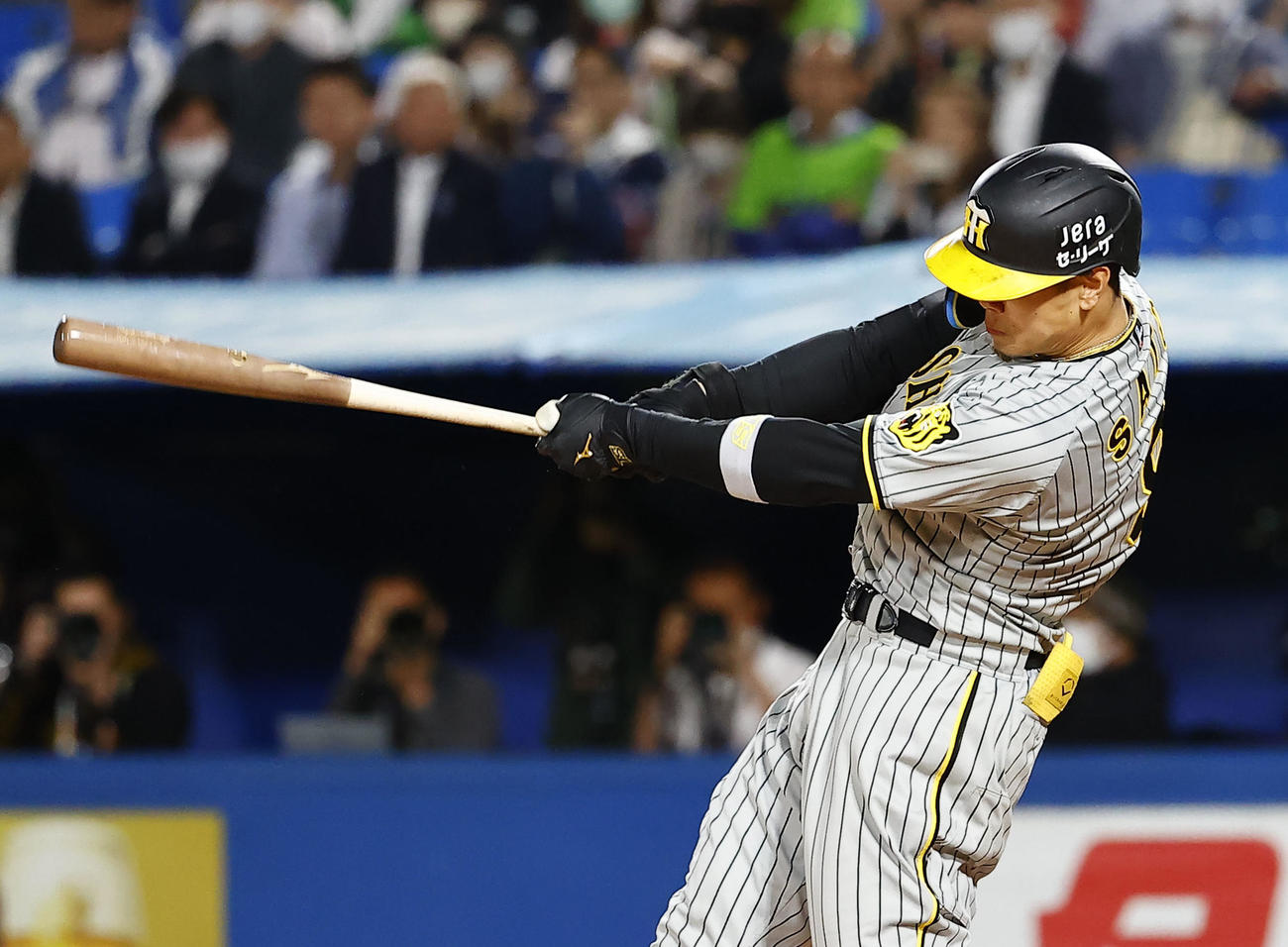 阪神対ヤクルト　9回表阪神2死一、三塁、佐藤輝が右越えに逆転の2点二塁打を放つ（撮影・藤尾明華）